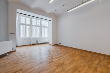 Prostorná kancelářská místnost - Pronájem kancelářských prostor 195 m², Praha 1 - Staré Město