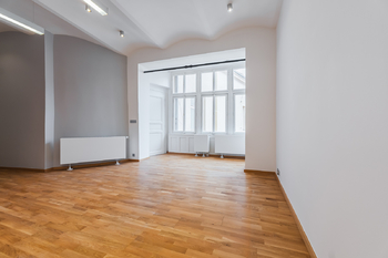 Prostorná kancelářská místnost - Pronájem kancelářských prostor 195 m², Praha 1 - Staré Město