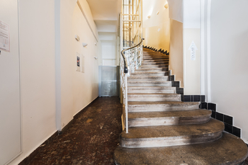 Přístup do pater skrz schodiště či prostřednictvím výtahu - Pronájem kancelářských prostor 195 m², Praha 1 - Staré Město