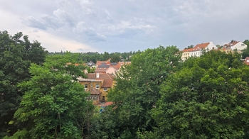 Výhled z okna obývacího pokoje - Prodej bytu 2+1 v osobním vlastnictví 57 m², Brno