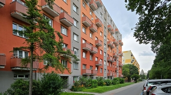 Pohled na dům - Prodej bytu 2+1 v osobním vlastnictví 57 m², Brno