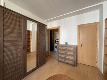 obývací pokoj - Pronájem bytu 2+1 v osobním vlastnictví 42 m², Praha 7 - Holešovice