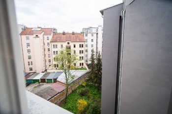 pohled z okna ložnice - Pronájem bytu 2+1 v osobním vlastnictví 42 m², Praha 7 - Holešovice
