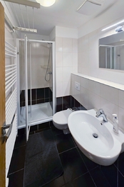 koupelna a WC - Prodej bytu 1+kk v osobním vlastnictví 34 m², Harrachov
