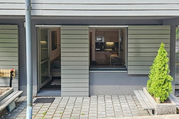 terasa a pohled do apartmánu - Prodej bytu 1+kk v osobním vlastnictví 34 m², Harrachov