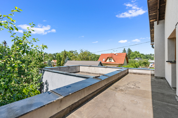 terase z koupelny a pokoje - Prodej domu 254 m², Zdiby