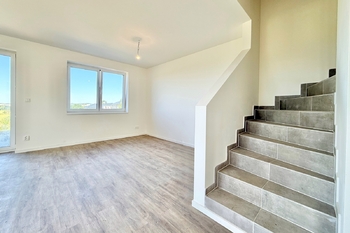 Vstup do prvního patra - Prodej bytu 4+kk v osobním vlastnictví 104 m², Strančice