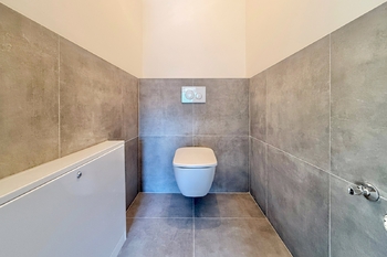 Toaleta v přízemí - Prodej bytu 4+kk v osobním vlastnictví 104 m², Strančice