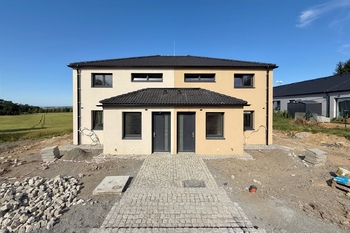 Pohled na dům z příjezdu - Prodej bytu 4+kk v osobním vlastnictví 104 m², Strančice