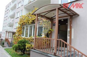 Vstup do domu - Pronájem bytu 2+kk v osobním vlastnictví 35 m², Praha 6 - Břevnov