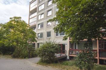 pohled na dům ze zadní strany - Pronájem bytu 1+kk v osobním vlastnictví 29 m², Praha 4 - Modřany