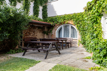 dvůr - Prodej ubytovacího zařízení 468 m², Hustopeče