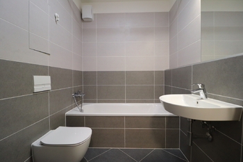 Koupelna - Pronájem bytu 2+kk v družstevním vlastnictví 55 m², Praha 9 - Vysočany