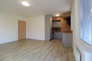 Obývací pokoj + kk - Pronájem bytu 2+kk v družstevním vlastnictví 55 m², Praha 9 - Vysočany