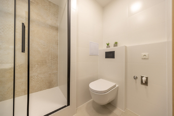 Koupelna s toaletou - Pronájem bytu 2+kk v osobním vlastnictví 44 m², Praha 4 - Modřany