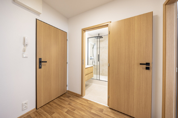 Předsíň s vestavěnou skříní - Pronájem bytu 2+kk v osobním vlastnictví 44 m², Praha 4 - Modřany