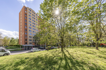 Okolí domu - Pronájem bytu 2+kk v osobním vlastnictví 44 m², Praha 4 - Modřany