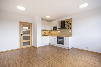 Obývací pokoj s kuchyňským koutem - Pronájem bytu 2+kk v osobním vlastnictví 44 m², Praha 4 - Modřany