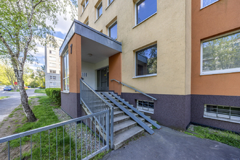 Pohled na dům - Pronájem bytu 2+kk v osobním vlastnictví 44 m², Praha 4 - Modřany