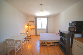 Obývací pokoj s kuchyní - Pronájem bytu 1+kk v osobním vlastnictví 34 m², Plzeň 