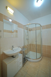 Koupelna - Pronájem bytu 1+kk v osobním vlastnictví 34 m², Plzeň