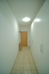 Prostorná chodba s úložným prostorem - Pronájem bytu 1+kk v osobním vlastnictví 34 m², Plzeň