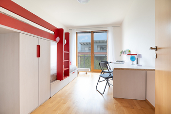 Pohled do dětského pokoje s balkónem - Prodej bytu 3+kk v osobním vlastnictví 112 m², Praha 6 - Liboc