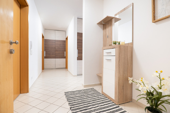 Zádveří s průhledem - Prodej bytu 3+kk v osobním vlastnictví 112 m², Praha 6 - Liboc