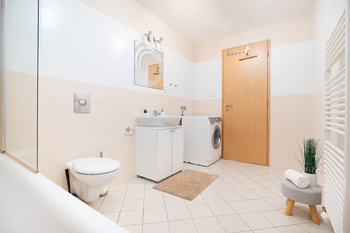 Koupelna 2 - Prodej bytu 3+kk v osobním vlastnictví 112 m², Praha 6 - Liboc