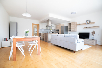 Pohled od okna na jídelní prostor a kuchyni - Prodej bytu 3+kk v osobním vlastnictví 112 m², Praha 6 - Liboc