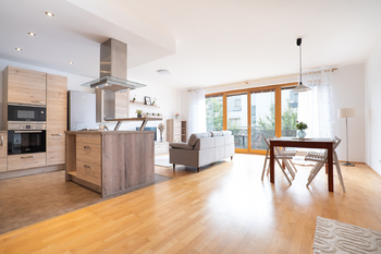 Jídelní část s průhledem na balkón - Prodej bytu 3+kk v osobním vlastnictví 112 m², Praha 6 - Liboc