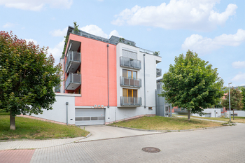 Pohled z ulice - Prodej bytu 3+kk v osobním vlastnictví 112 m², Praha 6 - Liboc