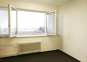 Kancelář je ve 2 patře budovy. - Pronájem kancelářských prostor 17 m², Tábor