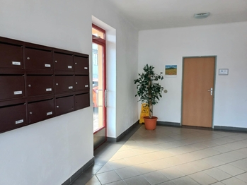 Vestibul - poštovní schránky firem. - Pronájem kancelářských prostor 17 m², Tábor