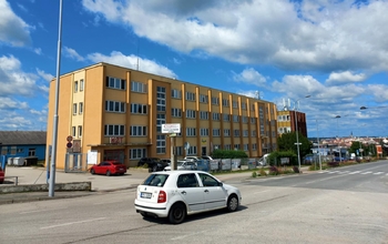 Příjezd k budově na Chýnovské ulici. - Pronájem kancelářských prostor 17 m², Tábor 