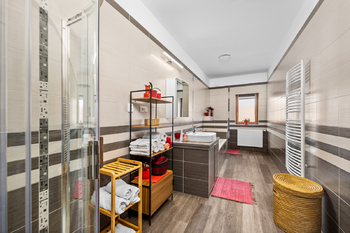 3+kk: koupelna a WC - Prodej domu 267 m², Benešov nad Černou