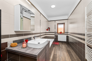 3+kk:koupelna a WC - Prodej domu 267 m², Benešov nad Černou