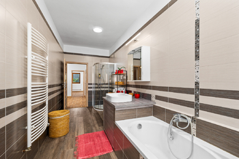 3+kk:koupelna a WC - Prodej domu 267 m², Benešov nad Černou