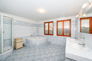 Prodej domu 380 m², Uhřice