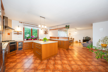 Prodej domu 380 m², Uhřice