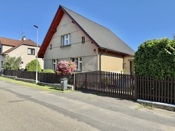 Pohled z ulice - Prodej domu 162 m², Bystřice 