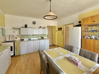 Obytná kuchyně - Prodej domu 162 m², Bystřice