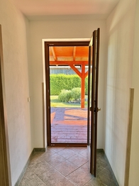 Předsíň s výstupem na terasu - Prodej domu 162 m², Bystřice