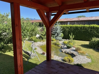 Pohled z terasy na zahradu - Prodej domu 162 m², Bystřice