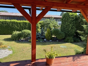 Pohled z terasy na zahradu - Prodej domu 162 m², Bystřice