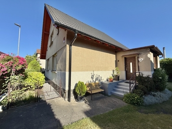Pohled z boku a na vstupní verandu - Prodej domu 162 m², Bystřice