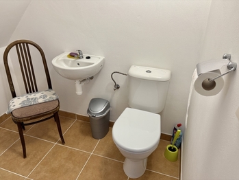 WC v podkroví - Prodej domu 162 m², Bystřice