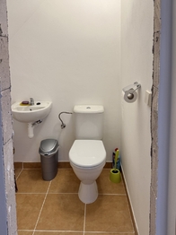 WC v podkroví - Prodej domu 162 m², Bystřice