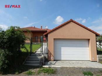 pohled z ulice - Pronájem domu 90 m², Pyšely