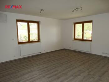 pohled na obývací pokoj - Pronájem domu 90 m², Pyšely